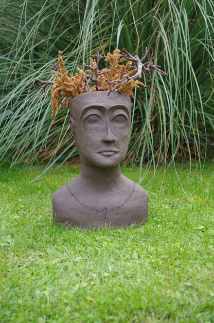 Kopf mit Blumen dunkle Keramik 4